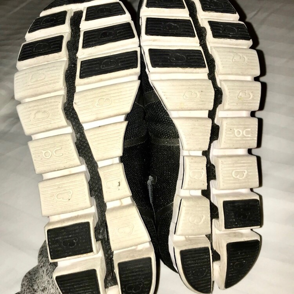 Size 7.5 woman’s ONs Running shoes - Picture 2 of 3